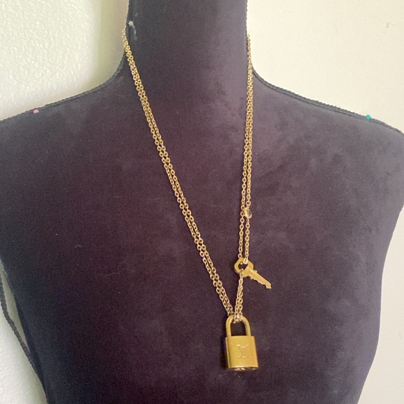 Louis Vuitton 301 Lock and key with Gold Plated Chain Necklace - Picture 11 of 12